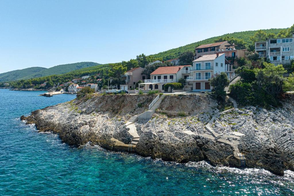 grupa domów na skalistej wyspie w wodzie w obiekcie Apartments by the sea Prigradica, Korcula - 248 w mieście Blato