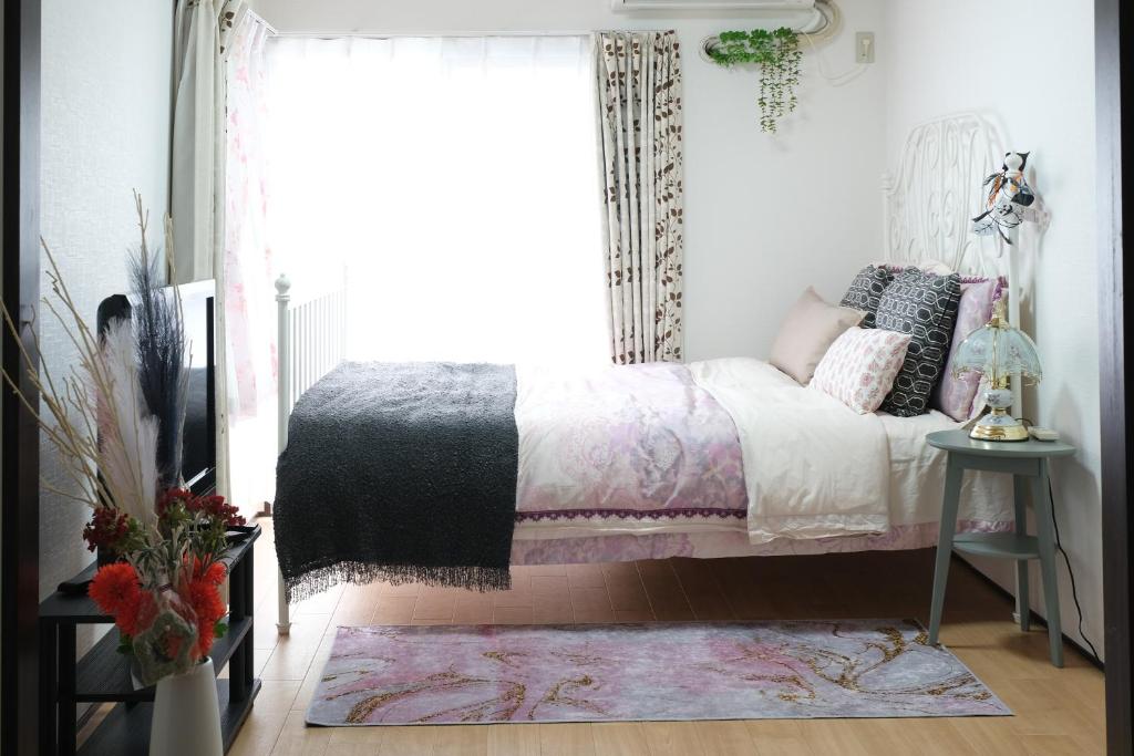 1 dormitorio con cama y ventana en Housegreen201, en Tokio