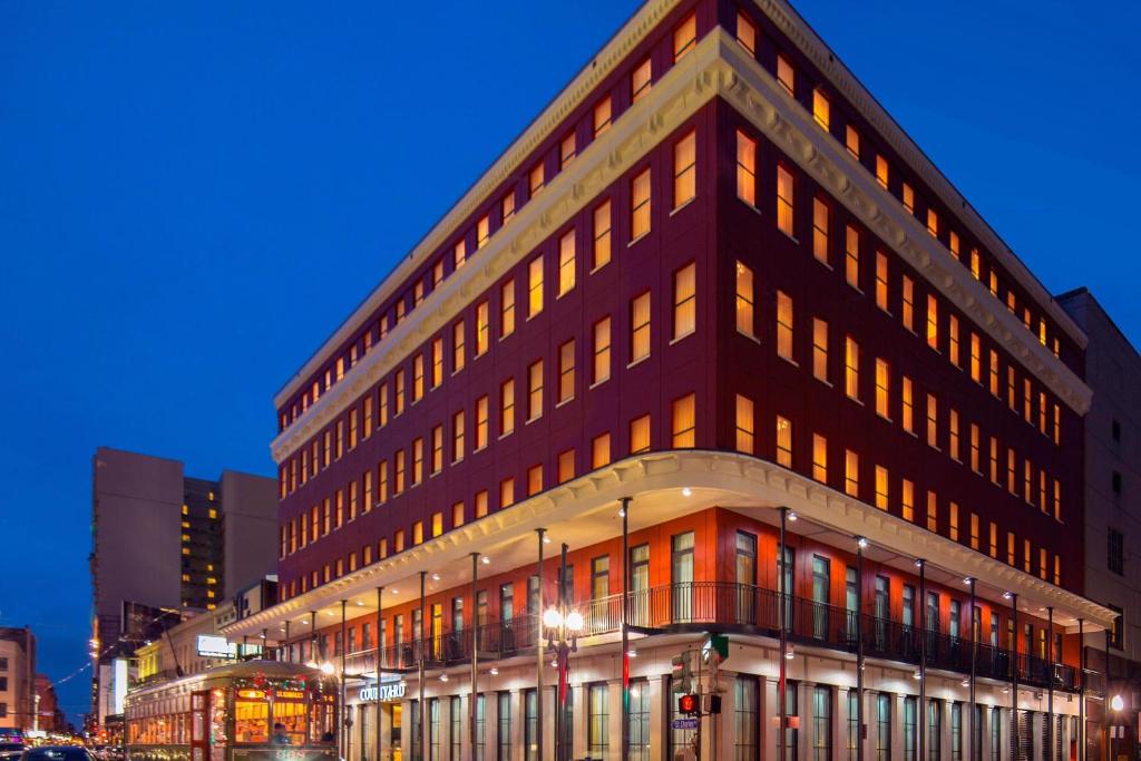 un grand bâtiment situé dans une rue de la ville la nuit dans l'établissement Courtyard by Marriott New Orleans Downtown Near the French Quarter, à La Nouvelle-Orléans