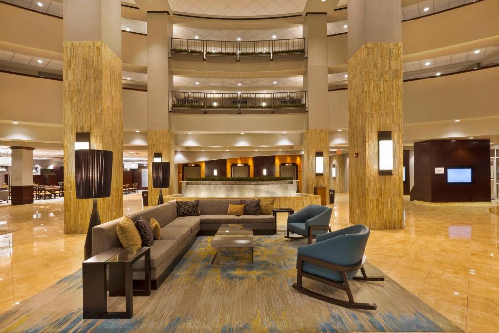 een lobby van een hotel met een bank en stoelen bij Courtyard Omaha La Vista in La Vista
