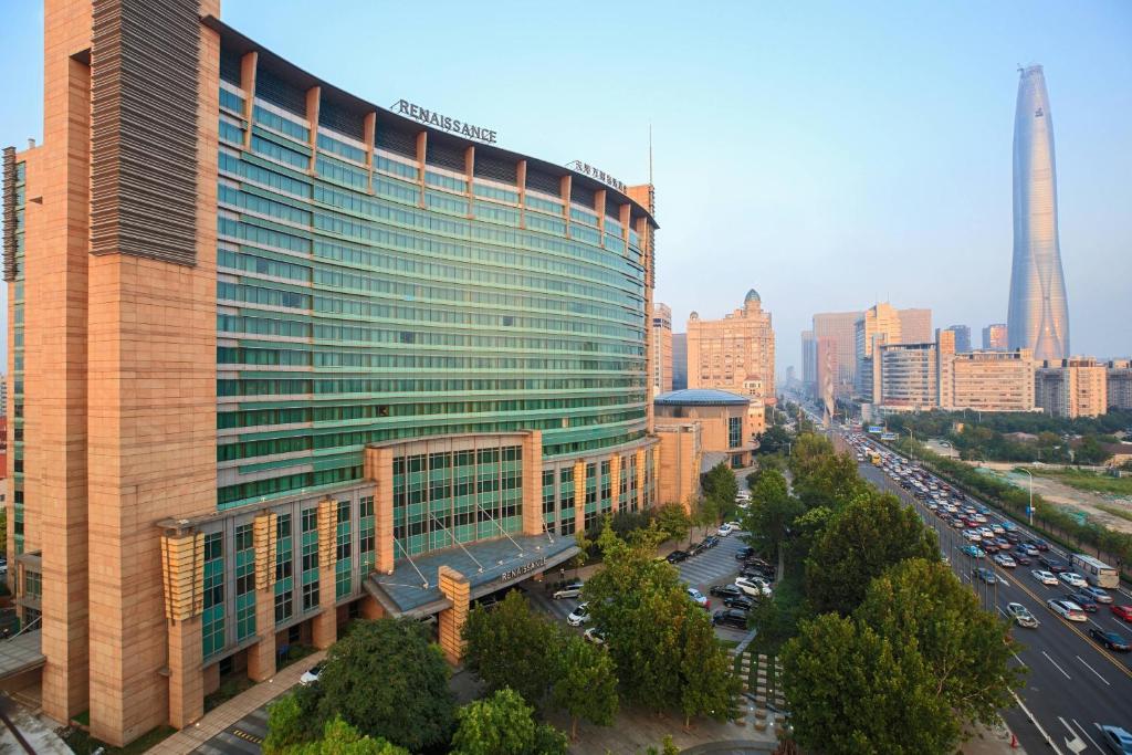 z góry widok na duży budynek w mieście w obiekcie Renaissance Tianjin TEDA Convention Centre Hotel w mieście Binhai