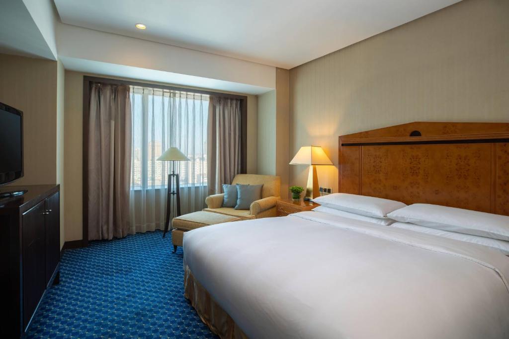 Postel nebo postele na pokoji v ubytování Renaissance Tianjin TEDA Convention Centre Hotel