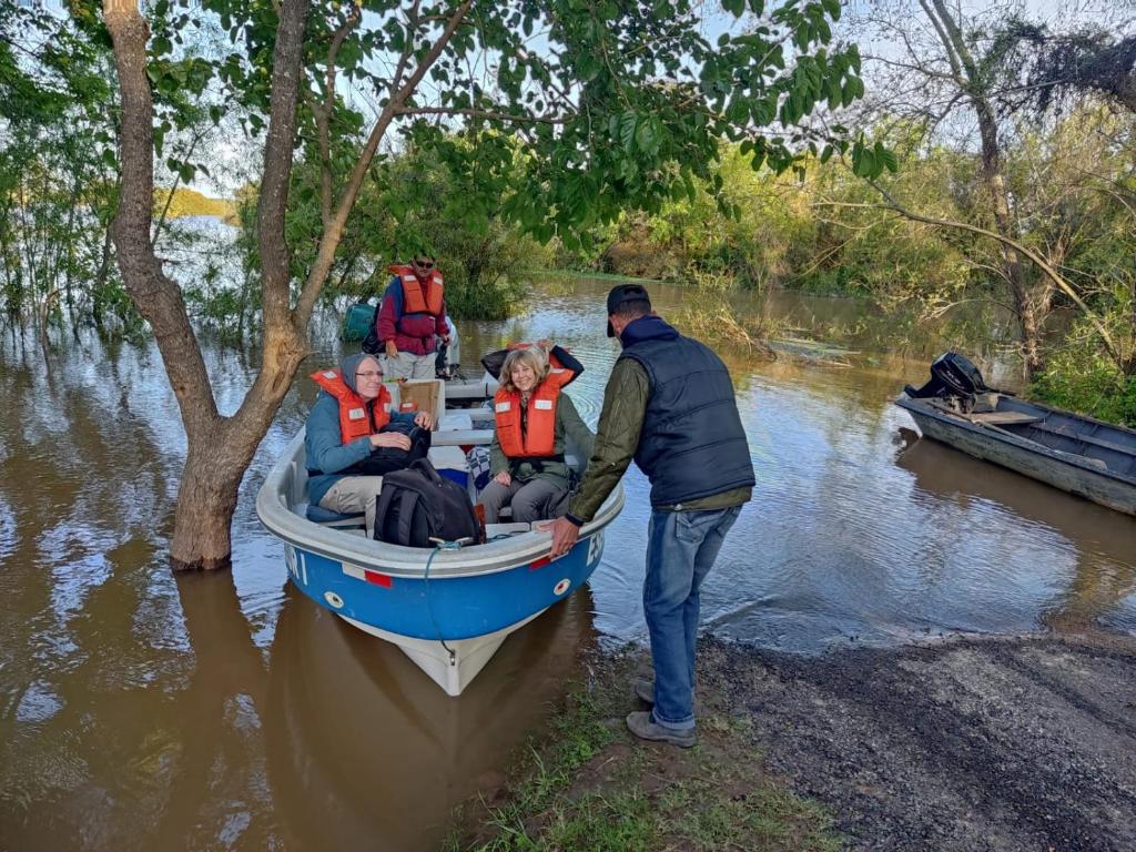 um grupo de pessoas em um barco em um rio em Casanuestra em San Javier