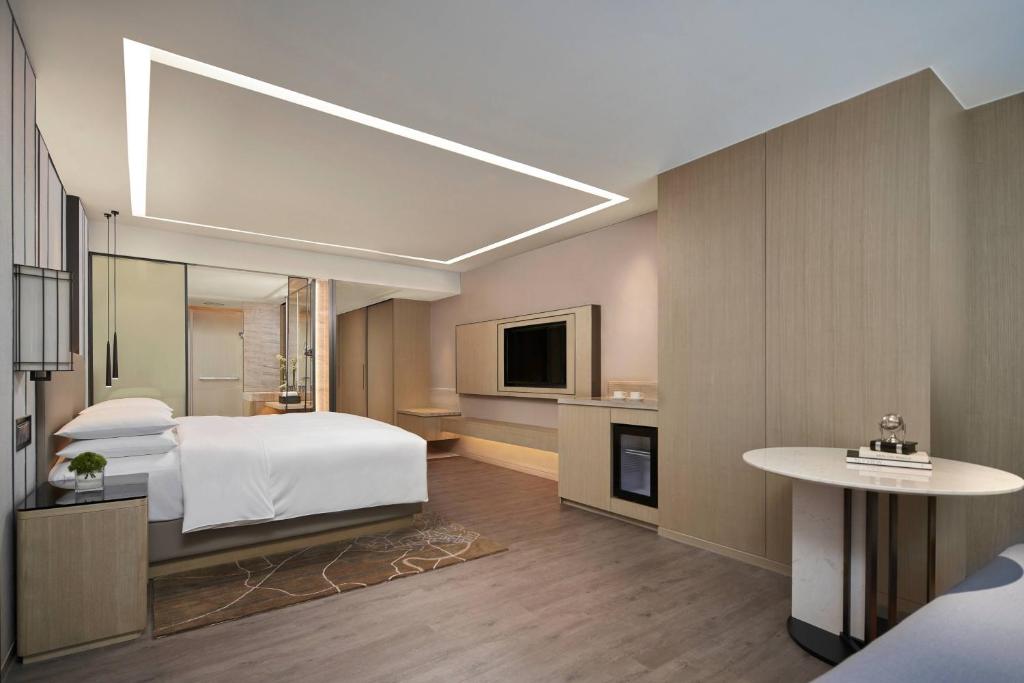 Postel nebo postele na pokoji v ubytování Renaissance Shenzhen Luohu Hotel