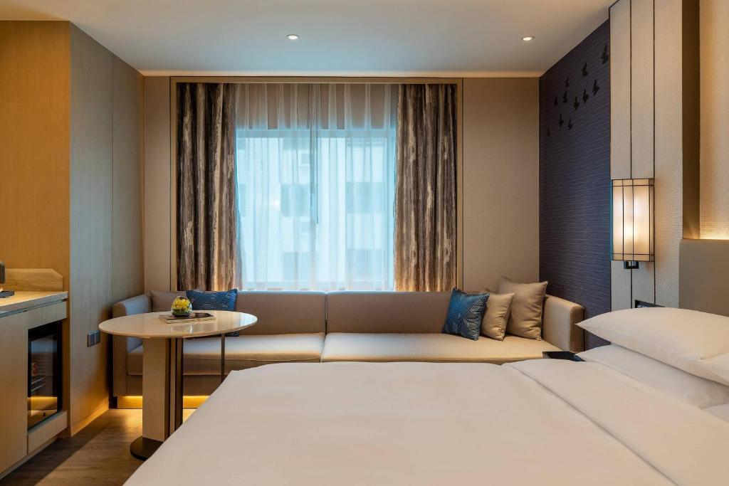 Postel nebo postele na pokoji v ubytování Renaissance Shenzhen Luohu Hotel