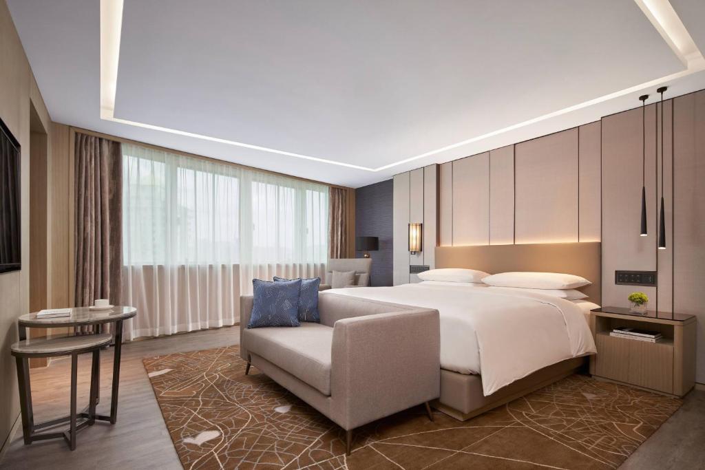 Postel nebo postele na pokoji v ubytování Renaissance Shenzhen Luohu Hotel