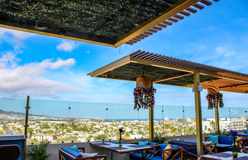 d'une terrasse avec tables et chaises et vue sur la ville. dans l'établissement Morgan Hotel Boutique & Residences, Los Cabos, à Cabo San Lucas