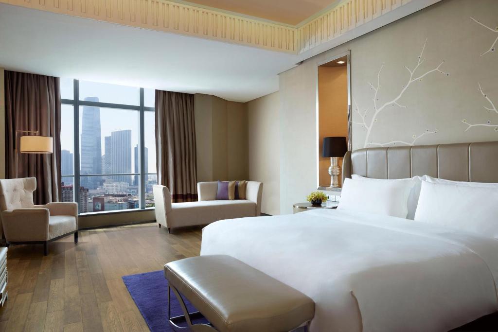 Postel nebo postele na pokoji v ubytování The St. Regis Tianjin