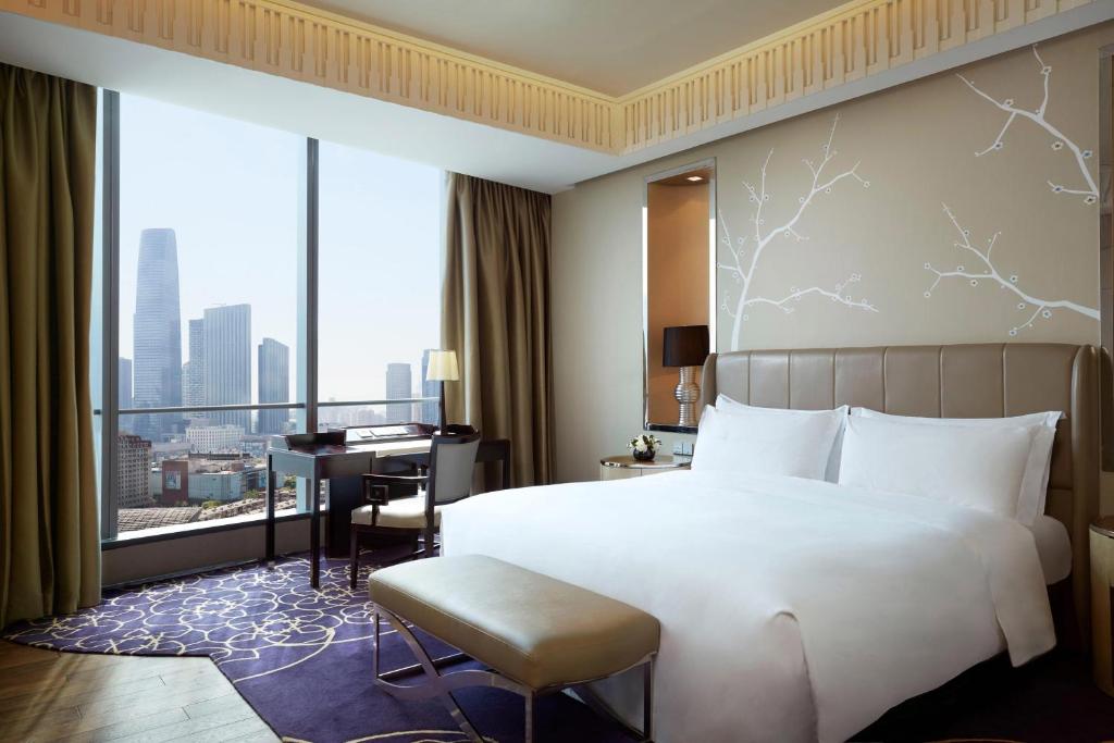 Postel nebo postele na pokoji v ubytování The St. Regis Tianjin