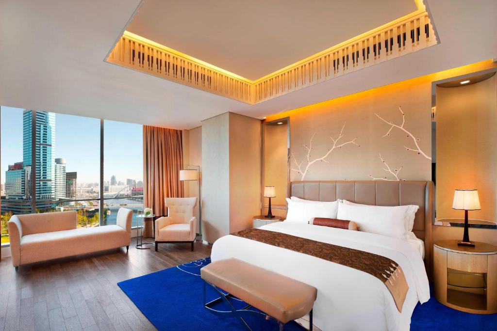 Postel nebo postele na pokoji v ubytování The St. Regis Tianjin