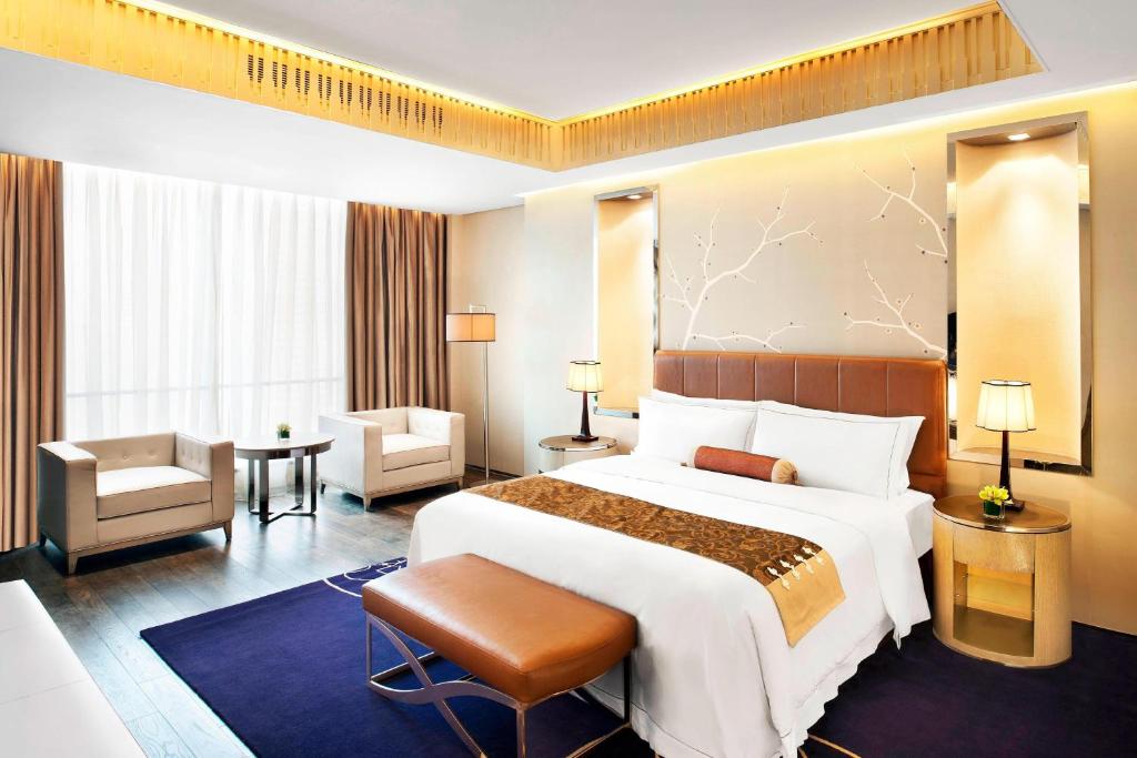 Postel nebo postele na pokoji v ubytování The St. Regis Tianjin