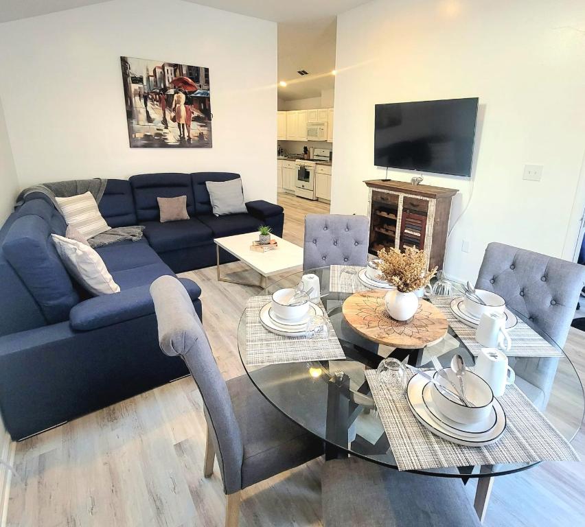 uma sala de estar com um sofá azul e uma mesa em LUXURY APARTMENTS 5QUEENBED - 20 min away Manhattan em Jersey City