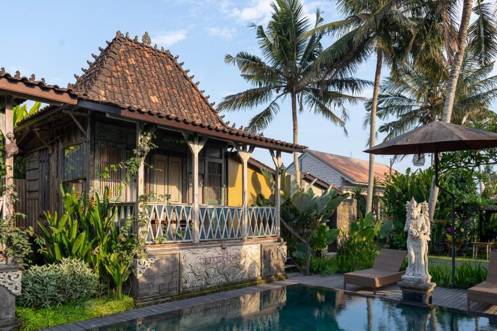 uma villa com piscina em frente a uma casa em Ubud Lestari Villa em Ubud