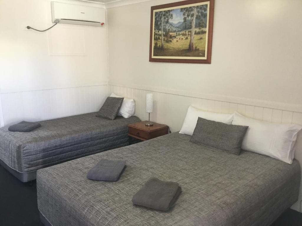 Postel nebo postele na pokoji v ubytování Charleville Waltzing Matilda Motor Inn