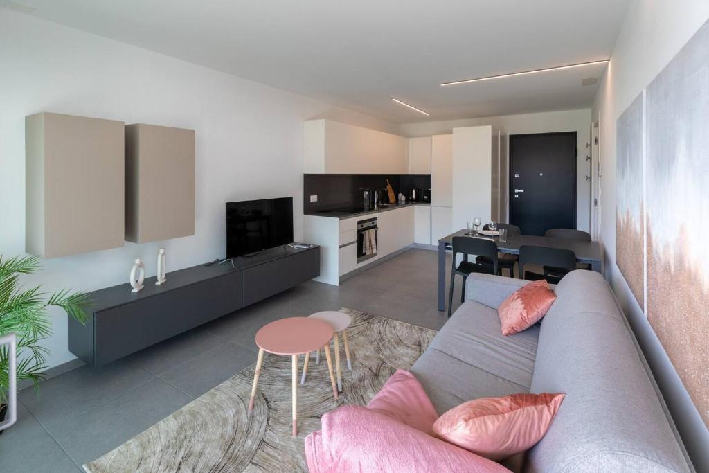 sala de estar con sofá y mesa en Argento Spectacular and Modern 5 for 4 guests -By EasyLife Swiss, en Bellinzona
