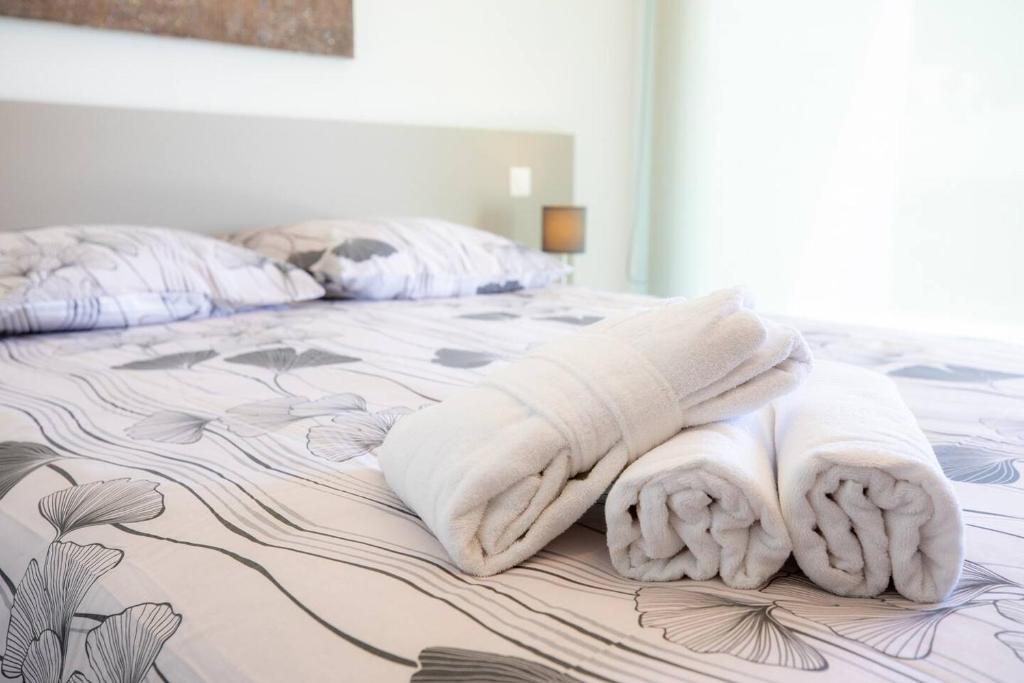 Postel nebo postele na pokoji v ubytování Argento Spectacular and Modern 5 for 4 guests -By EasyLife Swiss