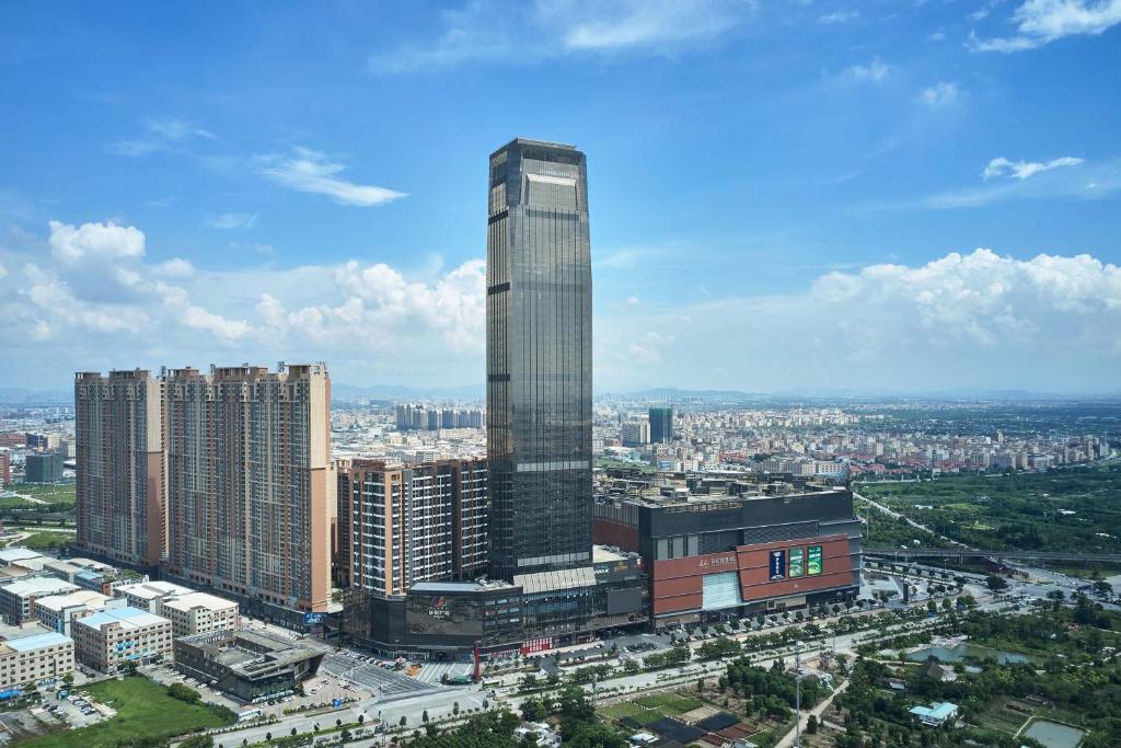 een uitzicht op een stad met een hoog gebouw bij The Westin Zhongshan Guzhen in Zhongshan