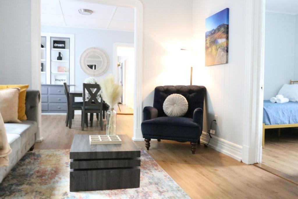 uma sala de estar com um sofá e uma cadeira em 4 bedroom short term rental furnished Apt em Schenectady