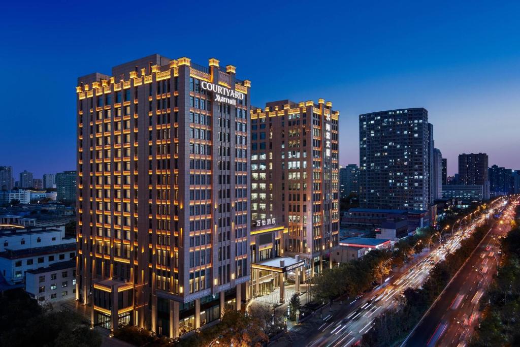 太原的住宿－太原万怡酒店，一座高大的建筑,上面有城市的标志