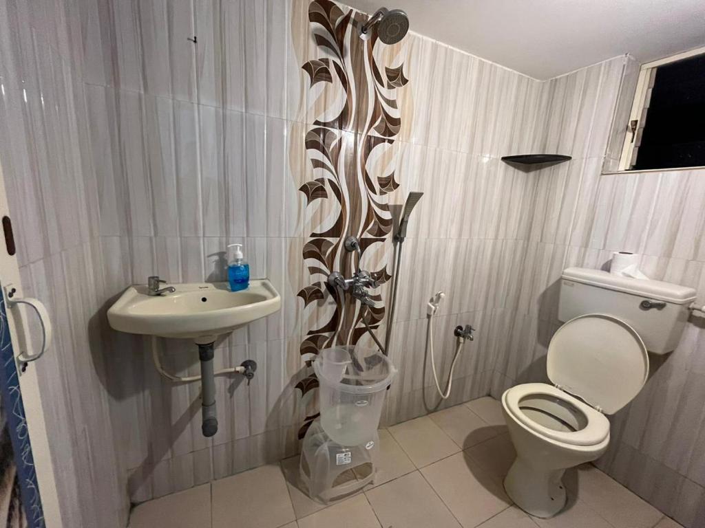 Un baño de HAKUNA MATATA - Budget Stay at Arambol Beach, Goa