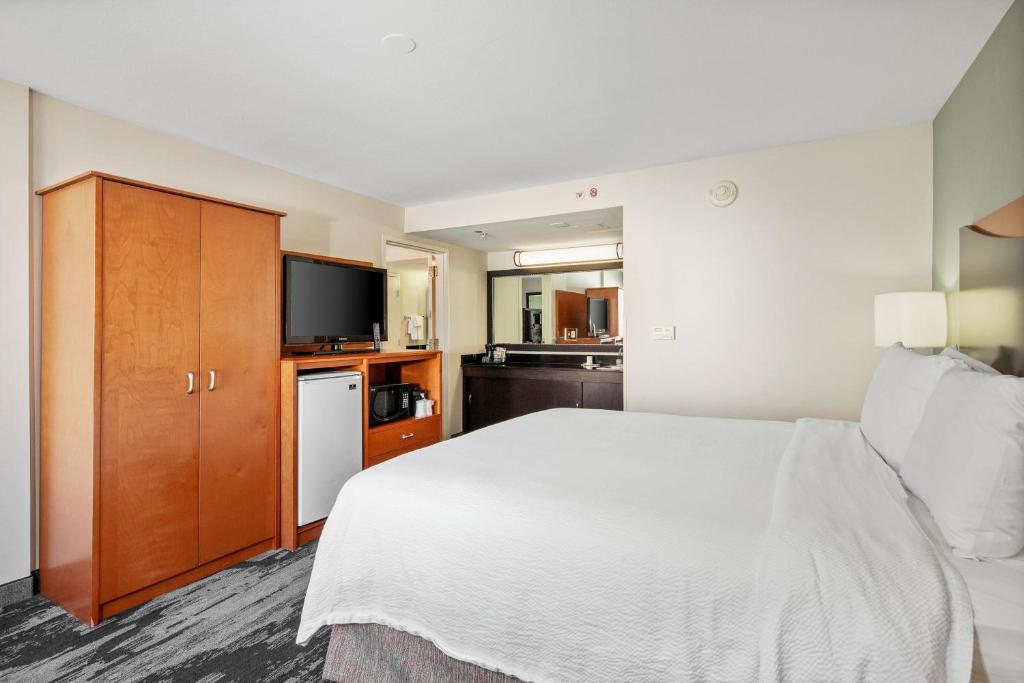 a hotel room with a bed and a kitchen at Fairfield Inn & Suites Anaheim North Buena Park in Buena Park