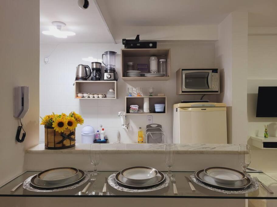 eine Küche mit einer Theke mit zwei Tellern darauf in der Unterkunft Meu@Apê JF911 *Self-check-in*Elevador *Vaga grátis in Juiz de Fora