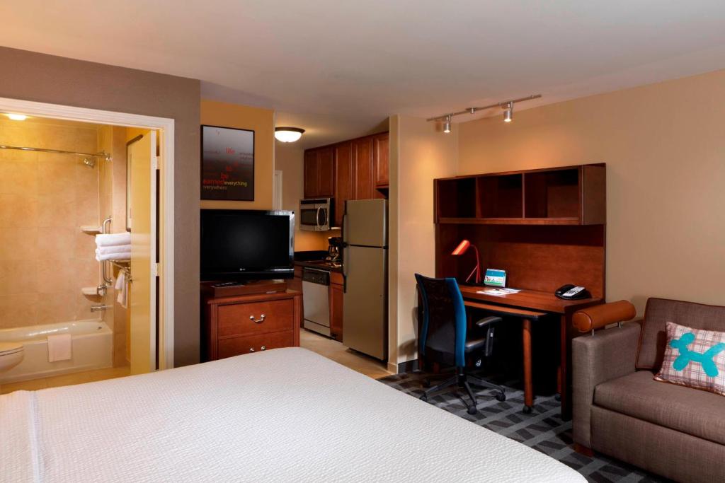 TownePlace Suites Houston Intercontinental Airportにあるキッチンまたは簡易キッチン