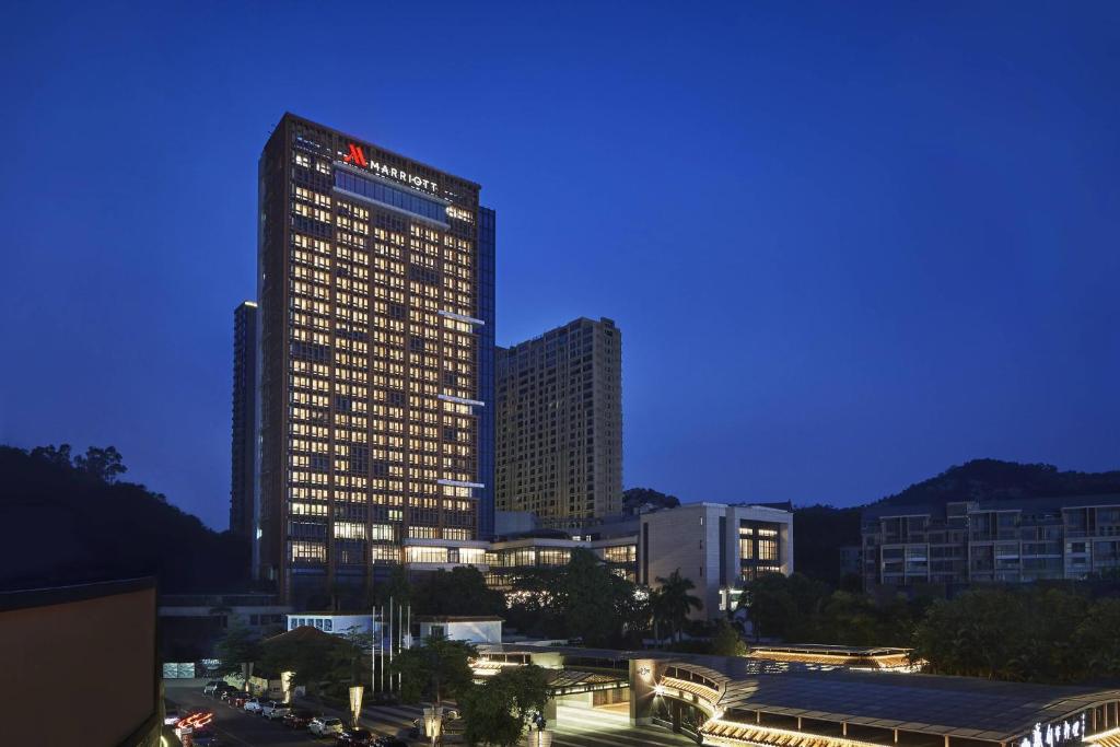 un edificio alto en una ciudad por la noche en Zhuhai Marriott Hotel, en Zhuhai