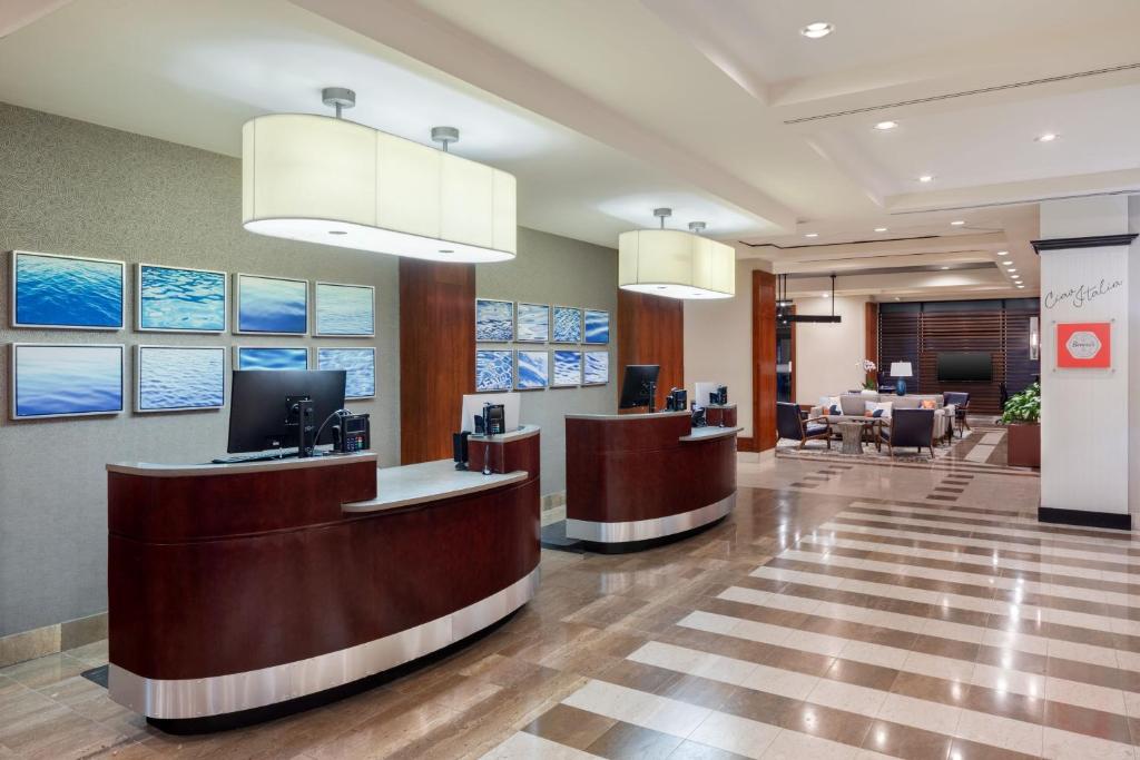 Fuajee või vastuvõtt majutusasutuses Sheraton Lincoln Harbor Hotel