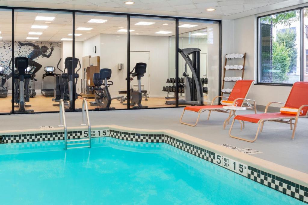 Spordikeskus ja/või sportimisvõimalused majutusasutuses Sheraton Lincoln Harbor Hotel