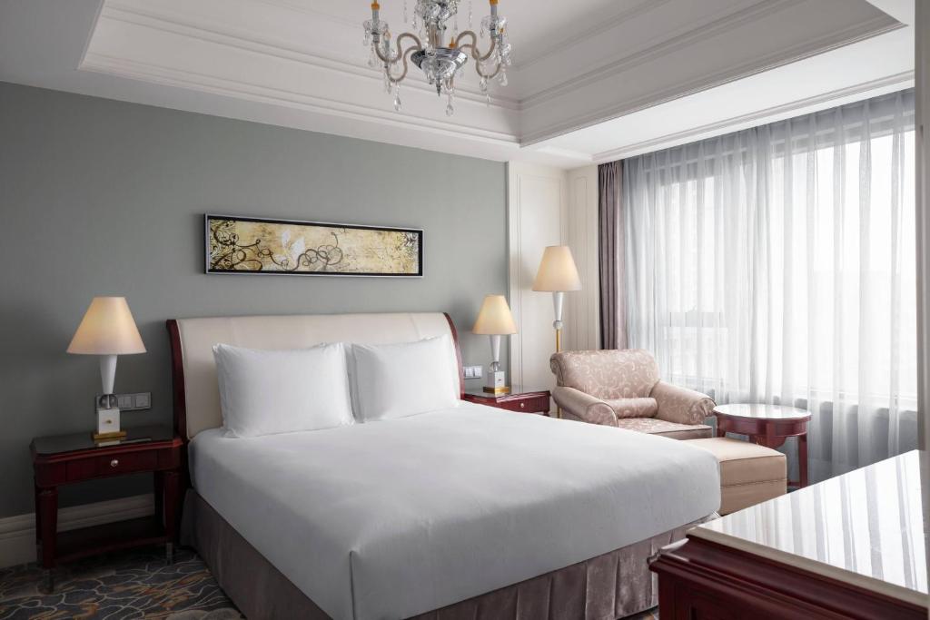Postel nebo postele na pokoji v ubytování Courtyard by Marriott Shanghai Fengxian