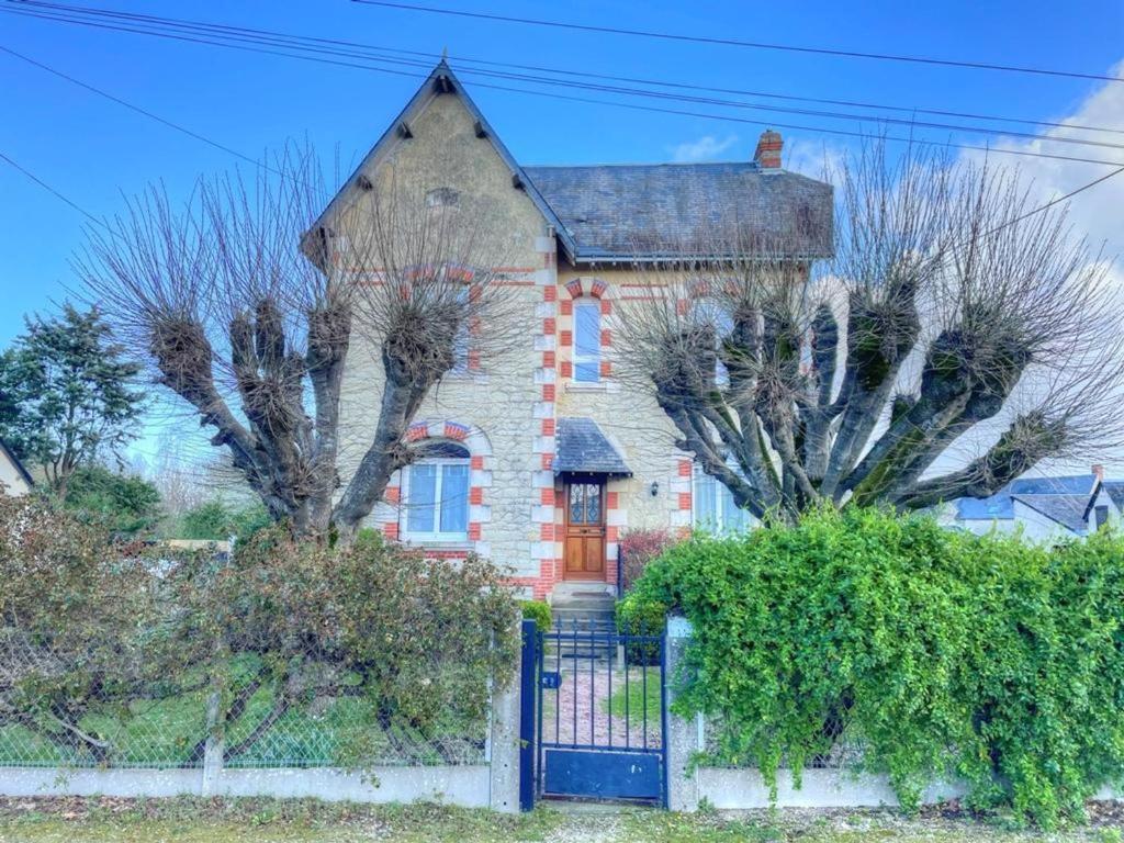 una casa con una puerta azul delante de ella en Gîte Sepmes, 4 pièces, 6 personnes - FR-1-381-552, en Sepmes