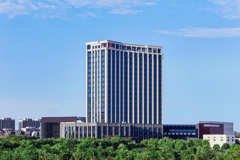 un palazzo alto con molte finestre in città di Shanghai Marriott Hotel Pudong South a Nanhui