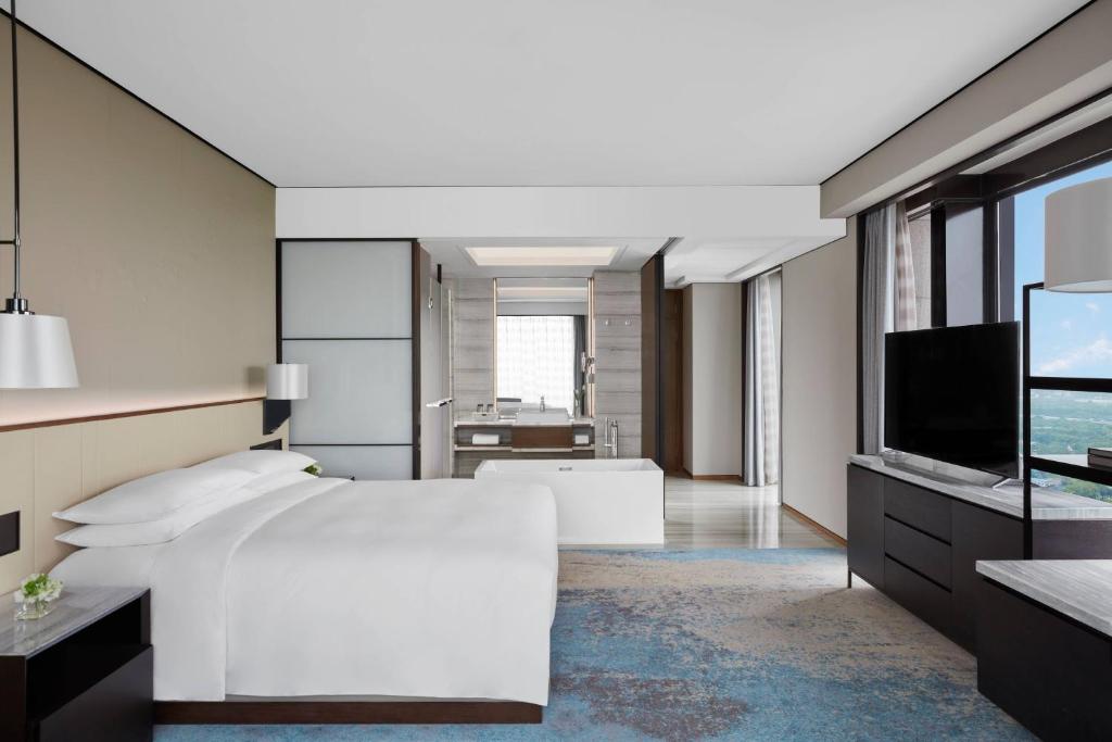 Postel nebo postele na pokoji v ubytování Shanghai Marriott Hotel Pudong South