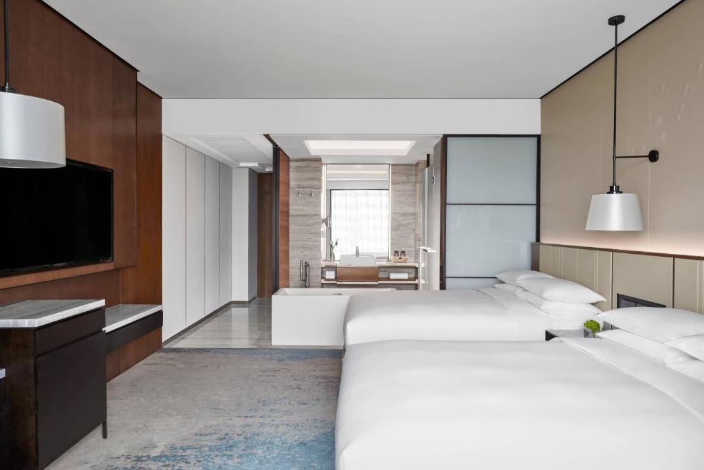 Postel nebo postele na pokoji v ubytování Shanghai Marriott Hotel Pudong South