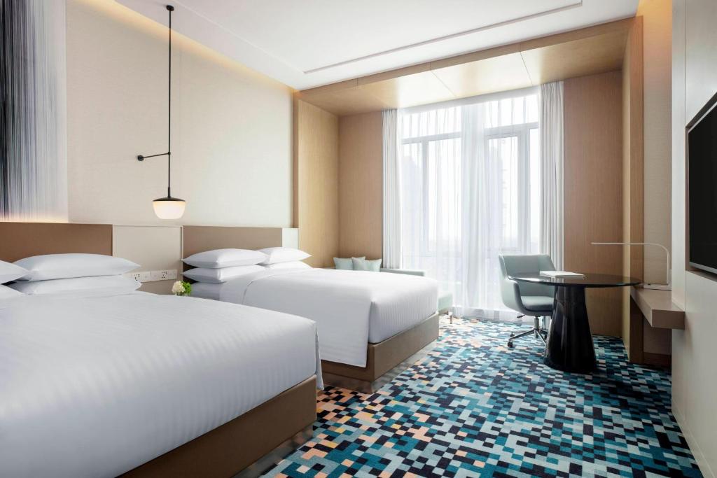 Postel nebo postele na pokoji v ubytování Courtyard by Marriott Shanghai Minhang