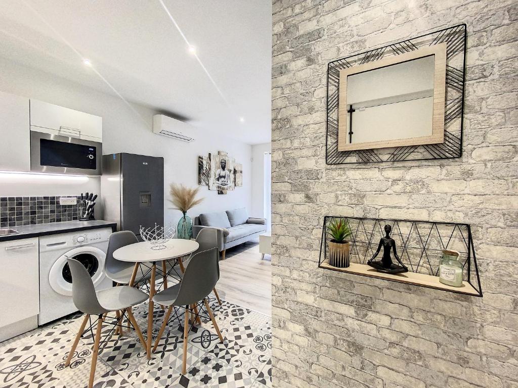 une cuisine et un salon avec une table et des chaises dans l'établissement Escapades Ensoleillées, à Nice