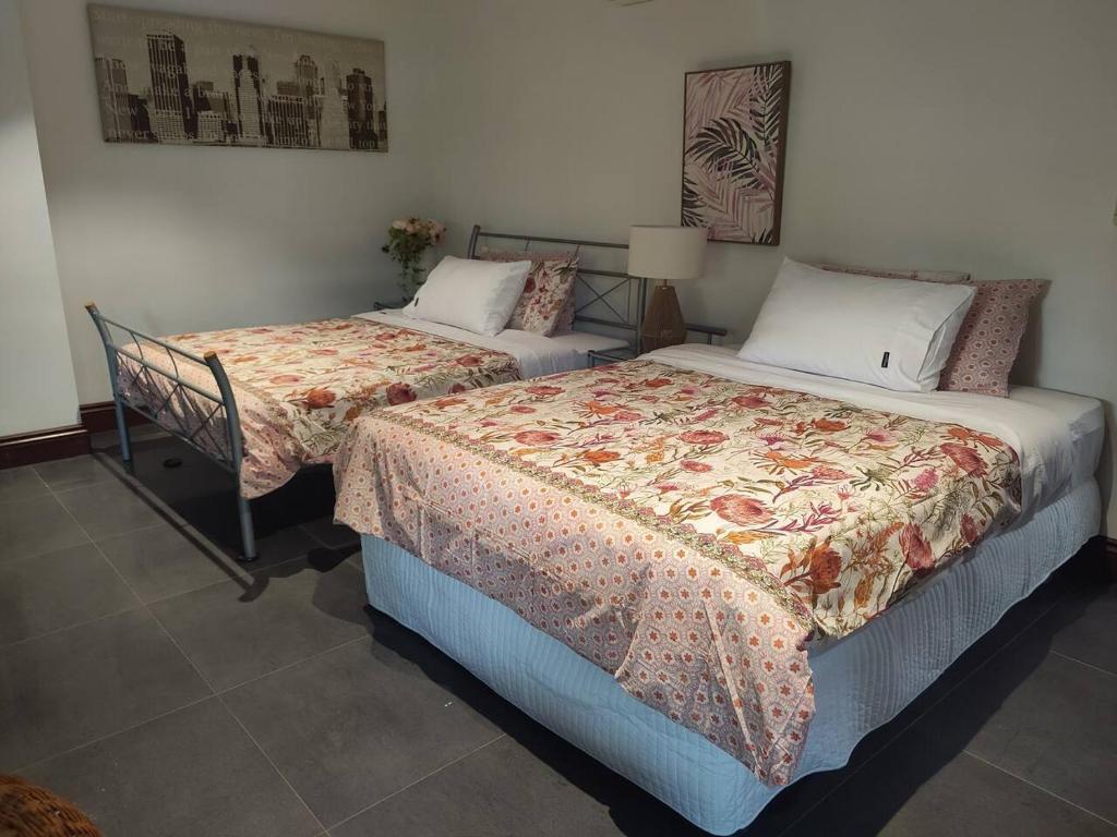 1 dormitorio con 2 camas en una habitación en Lush Tropical Paradise Home - Darwin City en Stuart Park