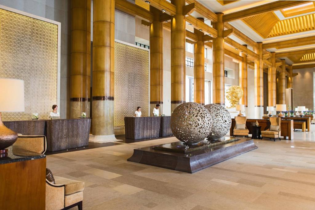 un vestíbulo con jarrones expuestos en un edificio en Renaissance Sanya Haitang Bay Resort, en Sanya
