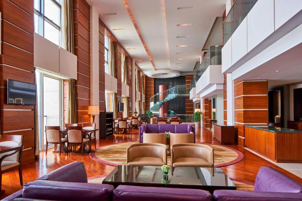 Фоайе или бар в Sheraton Zhoushan Hotel