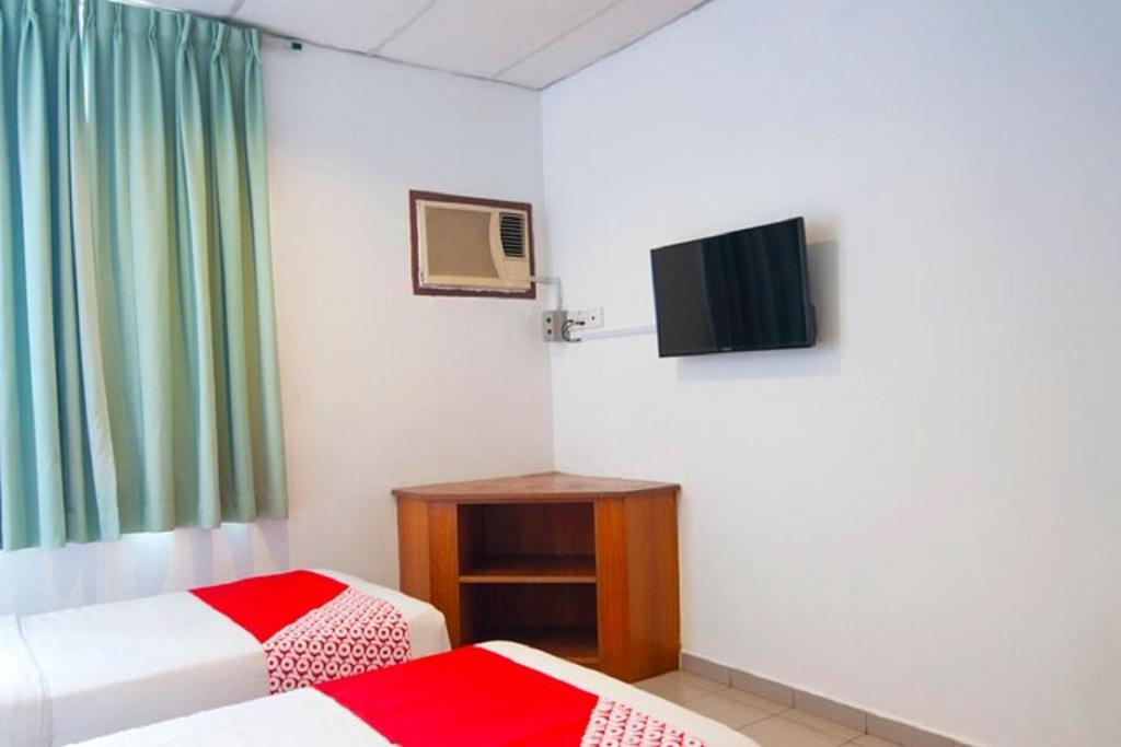 TV a/nebo společenská místnost v ubytování Hotel Kristal, Keningau