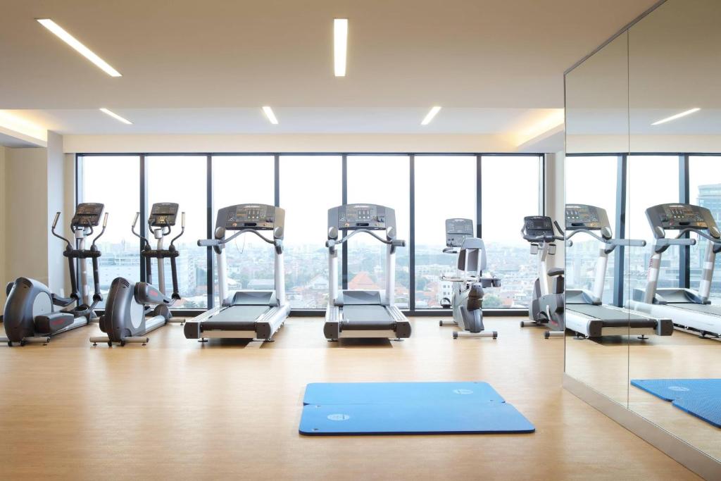 Fitness centrum a/nebo fitness zařízení v ubytování Four Points by Sheraton Surabaya, Tunjungan Plaza
