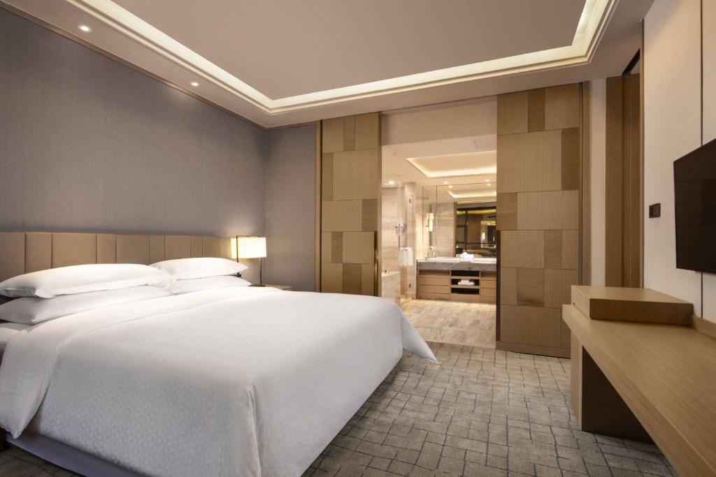 Postel nebo postele na pokoji v ubytování Four Points by Sheraton Hefei, Baohe