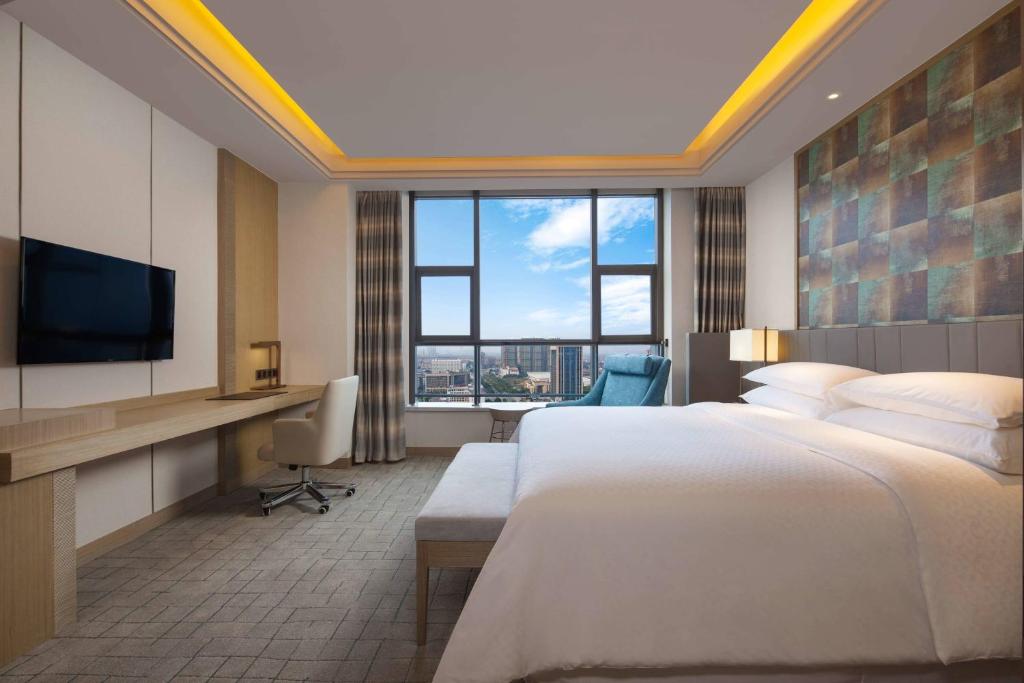 Postel nebo postele na pokoji v ubytování Four Points by Sheraton Hefei, Baohe