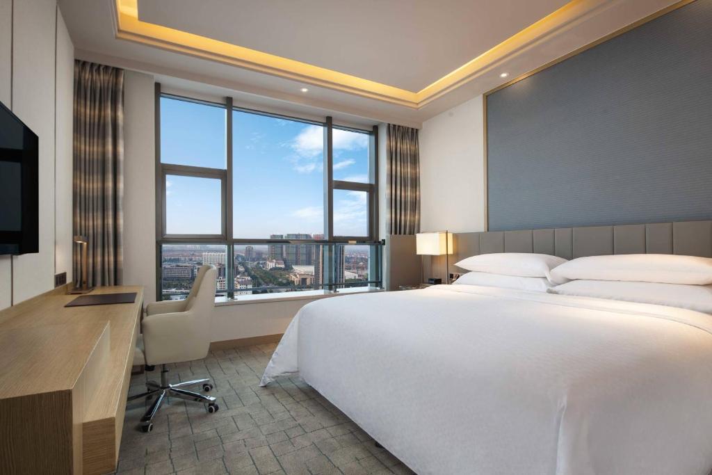 Postel nebo postele na pokoji v ubytování Four Points by Sheraton Hefei, Baohe