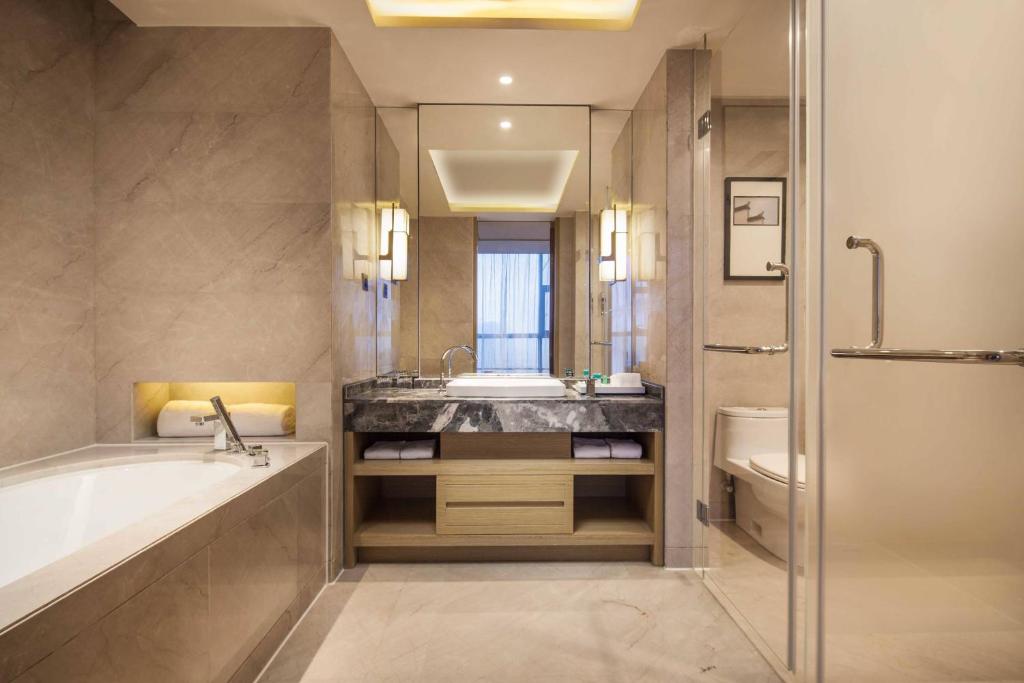 Postel nebo postele na pokoji v ubytování Four Points by Sheraton Hefei, Baohe
