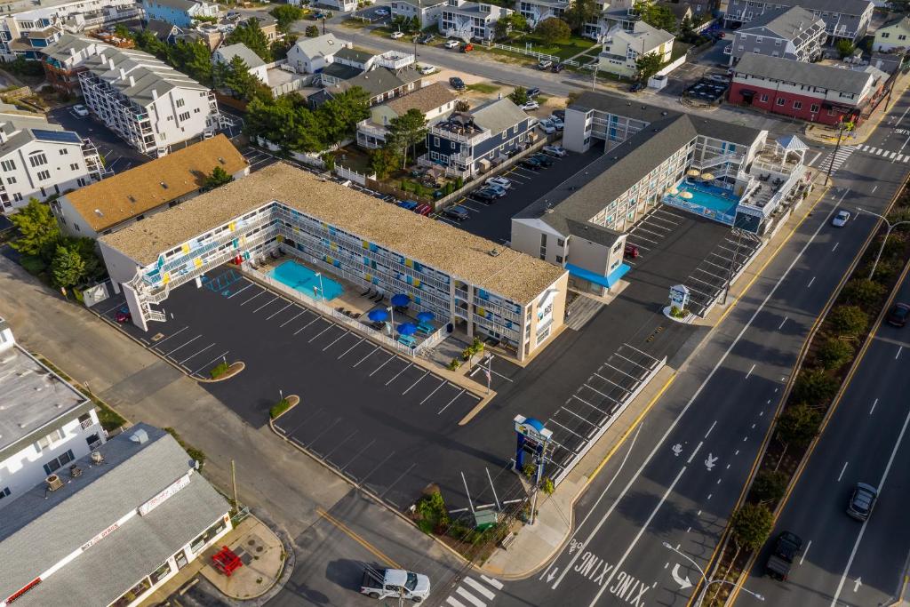 una vista aérea de una ciudad con piscina en Beach House Dewey, en Dewey Beach