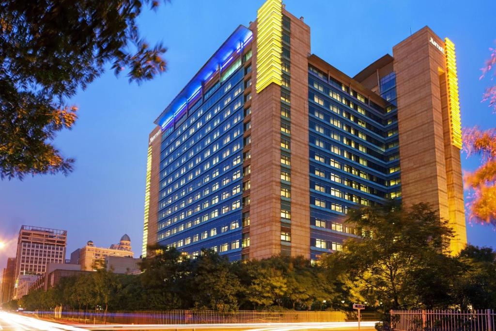 un edificio alto con luces encima en Marriott Executive Apartments Tianjin TEDA, en Binhai