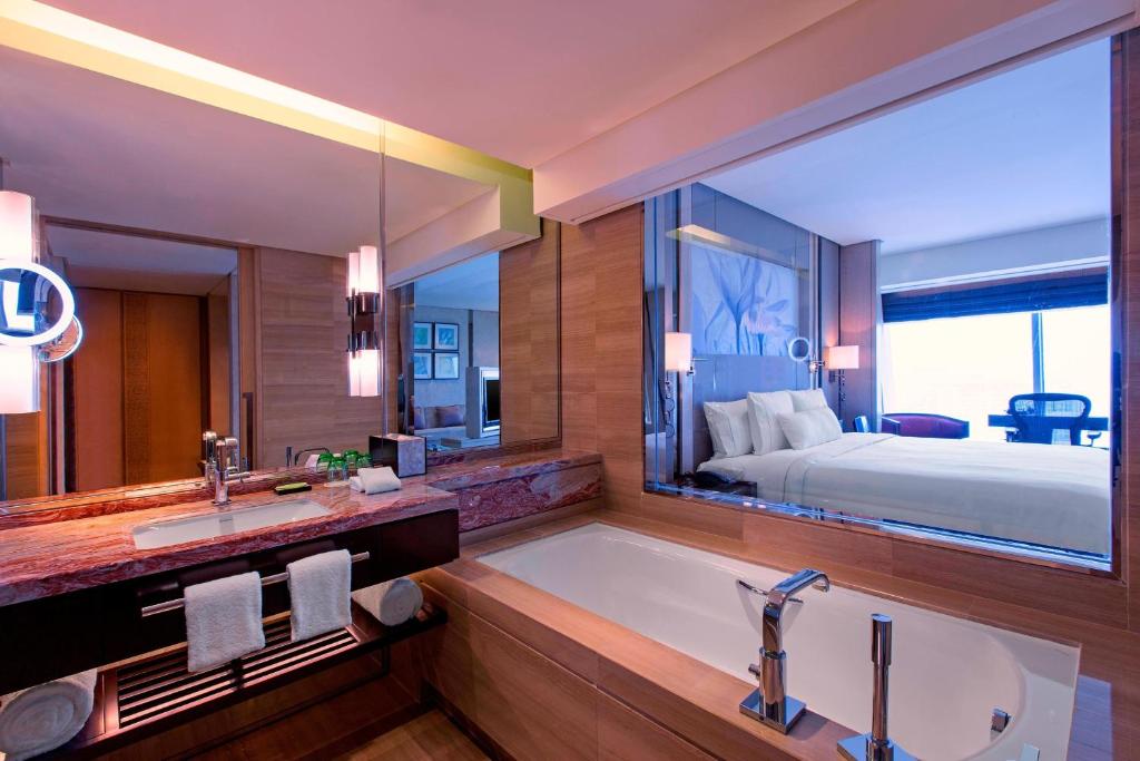 Postel nebo postele na pokoji v ubytování The Westin Xiamen