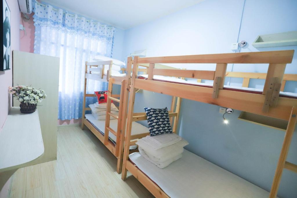 Tempat tidur dalam kamar di Changsha Fuxiangyuan International Hostel